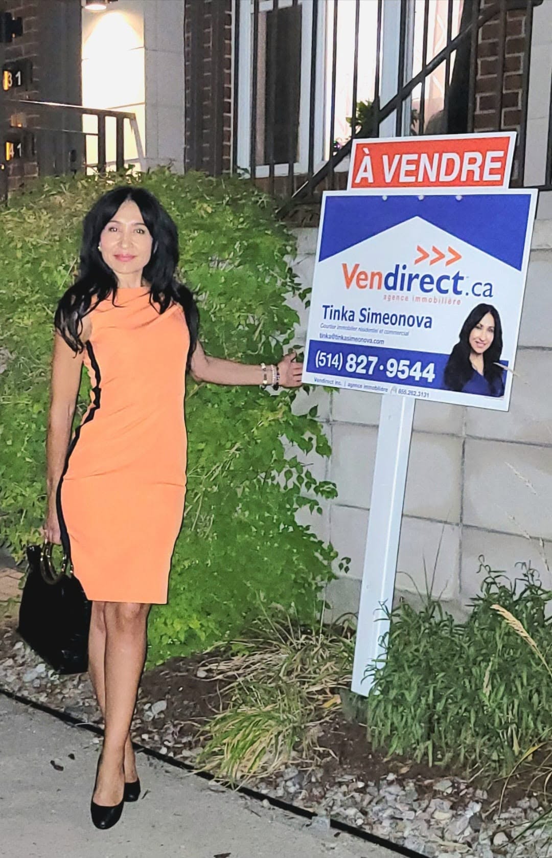 Tinka Simeonova devant une propriété à vendre