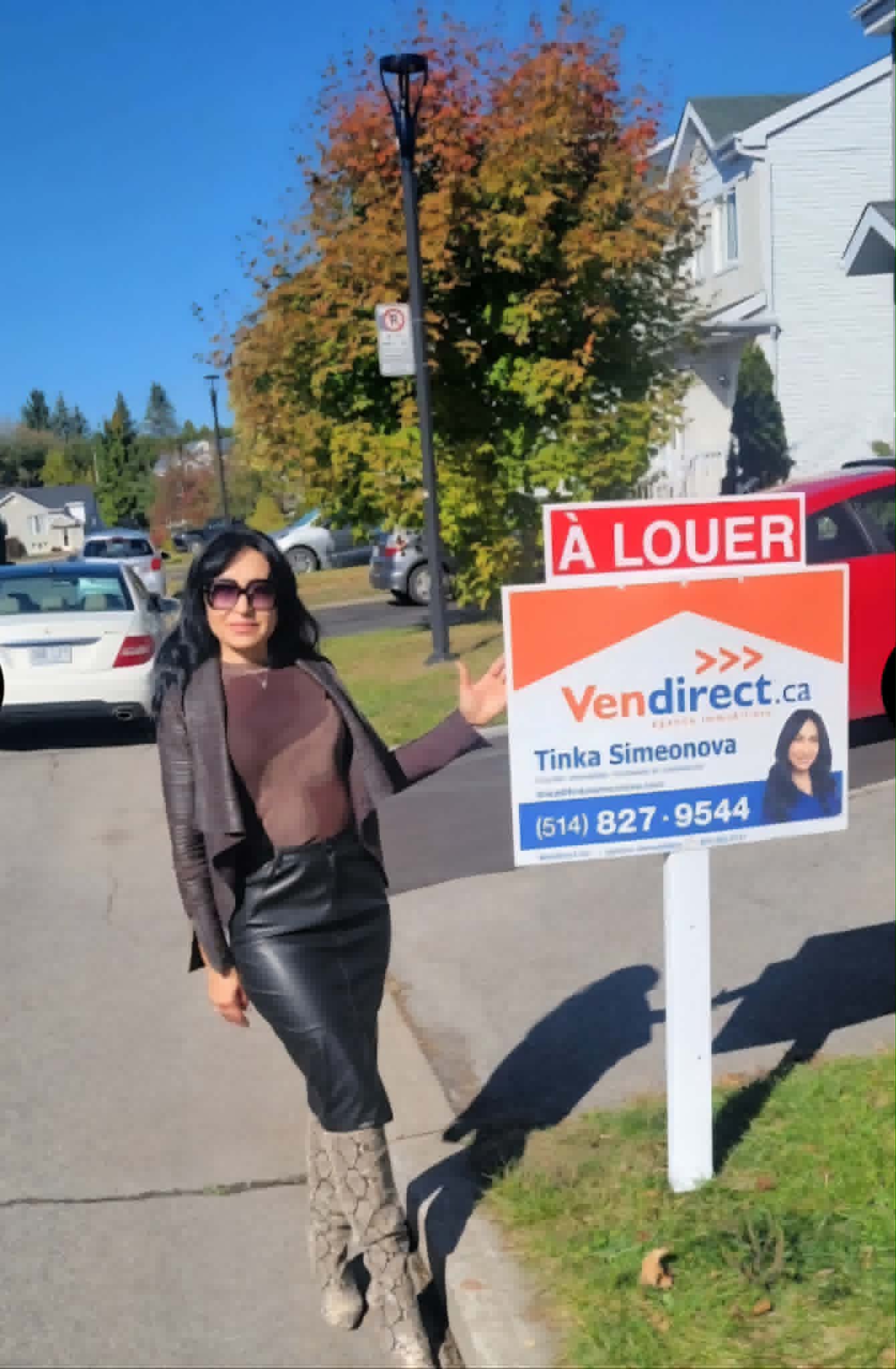 Tinka Simeonova devant une propriété à louer